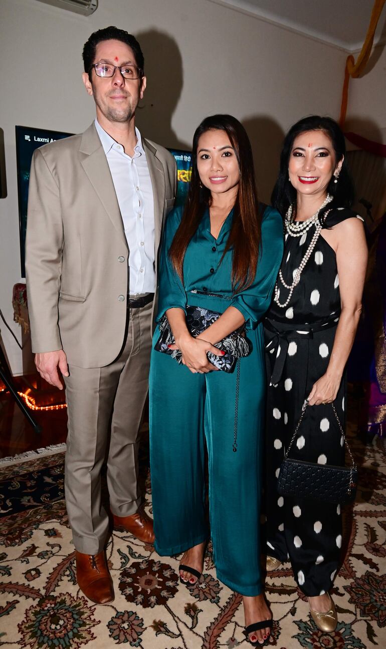 Amir Masliyah, Kornvika Masliyah y Silvia Morimoto. 