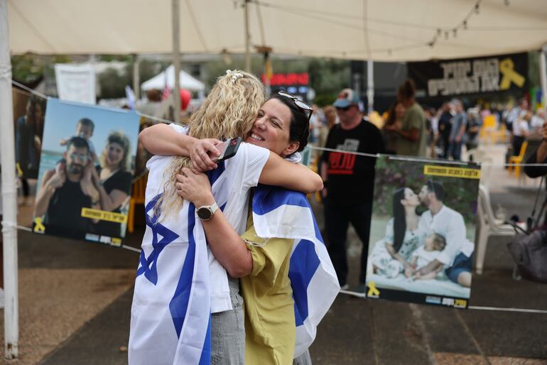 Dos mujeres se abrazan tras el anuncio del acuerdo, este jueves en Tel Aviv, Israel.