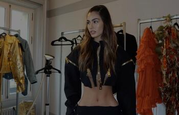 La modelo paraguaya Brenda Szklarkiervicz participó por segundo año consecutivo del París Fashion Week.