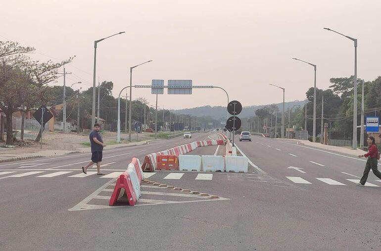 Peatones cruzan en el sector del semáforo del km 47,2. Desde hace años piden viaducto peatonal en esa zona.