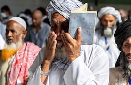 Un hombre reza en la Gran Mezquita de La Meca, en Arabia Saudí, el pasado martes.
