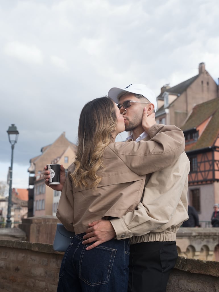 ¡A los besos! Melissa Cardona y Julio Enciso presumiendo su amor por las calles de Estrasburgo. (Instagram/Julio Enciso)