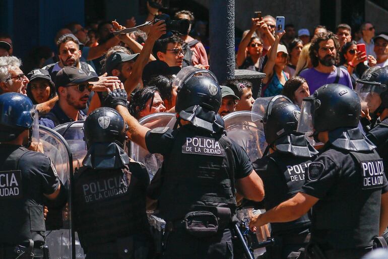 Manifestantes se enfrentan a la policía durante una marcha contra el Gobierno del presidente Javier Milei, en Buenos Aires (Argentina).