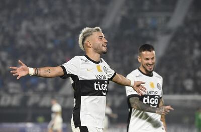 Iván Leguizamón, futbolista de Olimpia, celebra un gol en el partido frente a Sportivo Luqueño por la fecha 15 del torneo Apertura 2025 del fútbol paraguayo en el estadio Defensores del Chaco, en Asunción, Paraguay.