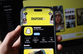 En esta foto ilustrativa, una mano sostiene un teléfono mientras se ve la aplicación de Snapchat el 15 de abril de 2026 en la ciudad de Nueva York.