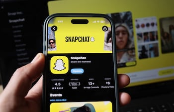 En esta foto ilustrativa, una mano sostiene un teléfono mientras se ve la aplicación de Snapchat el 15 de abril de 2026 en la ciudad de Nueva York.