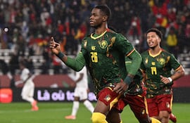 Christian Kofane (19 años) festeja el segundo gol de Camerún.