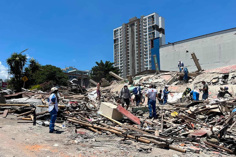 El Servicio Geológico Colombiano y su homólogo estadounidense, el USGS, situaron la magnitud en 7,4, con un epicentro a 100 km (60 millas) de profundidad en el oeste del país. Inicialmente, Colombia había estimado la magnitud en 6,6. (Foto de Roberto Betancourt / AFP)