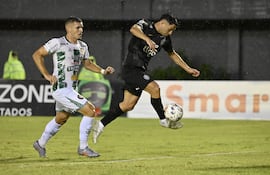 Carlos Sebastián Ferreira (28 años) deja atrás a Pedro Álvarez (25) para el 1-0. Su segunda anotación fue insólita, tras un rechazo en su rostro de Fernando “Chapa” Martínez (31).