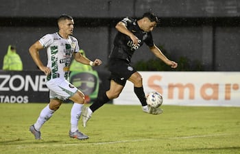 Carlos Sebastián Ferreira (28 años) deja atrás a Pedro Álvarez (25) para el 1-0. Su segunda anotación fue insólita, tras un rechazo en su rostro de Fernando “Chapa” Martínez (31).