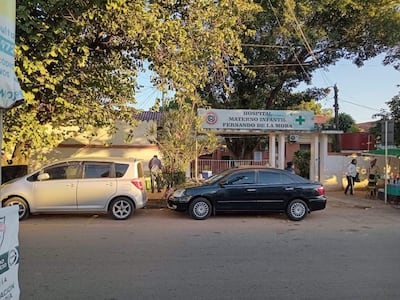 Entrada del Hospital Materno Infantil Fernando de la Mora con vehículos estacionados y árboles alrededor en un día soleado.