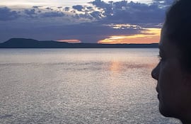 María Luisa frente al lago Ypacaraí, 25 de diciembre de 2019.