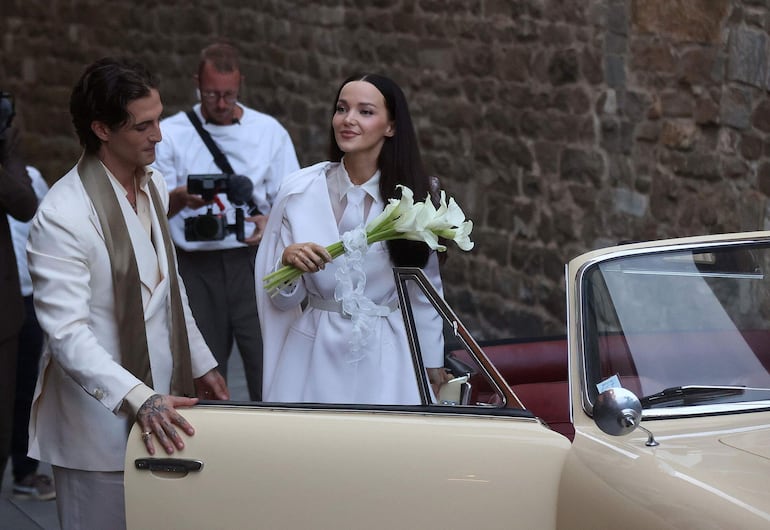 El cantante italiano Damiano David y la actriz Dove Cameron al salir de la ceremonia nupcial en Montalcino, Siena (Italia). (EFE/EPA/FABIO DI PIETRO)