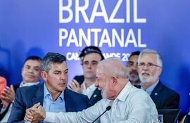 El presidente Santiago Peña (izquierda), estrechando la mano del presidente de Brasil, Luiz Inácio Lula da Silva