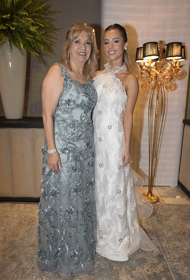 Clarita Bogado junto a su nieta Luciana Centurión.