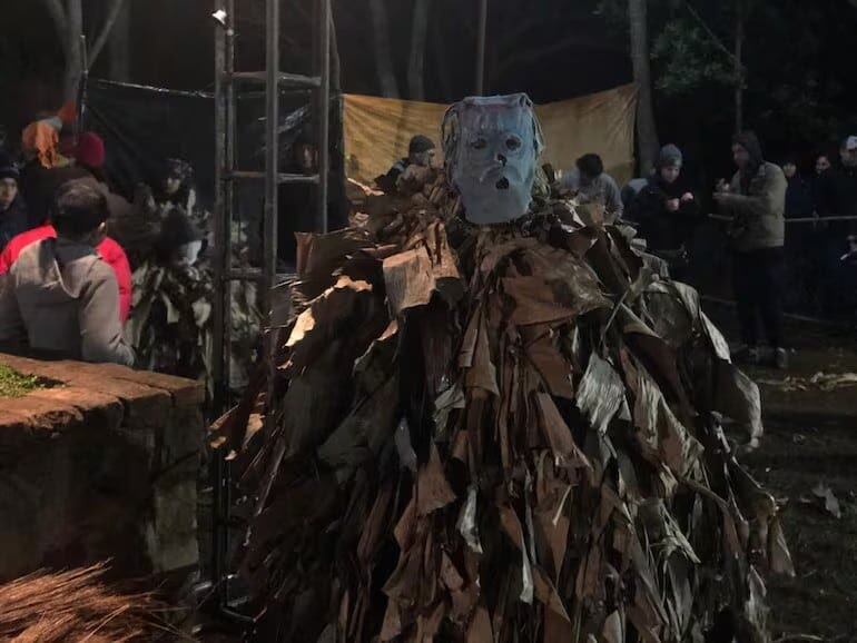 El atuendo de los guaycurúes está hecho de hojas de banano seco.