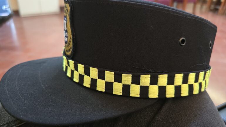 Fotografía del quepis de la PMT de Asunción, compartida por el director Marcos Maidana.