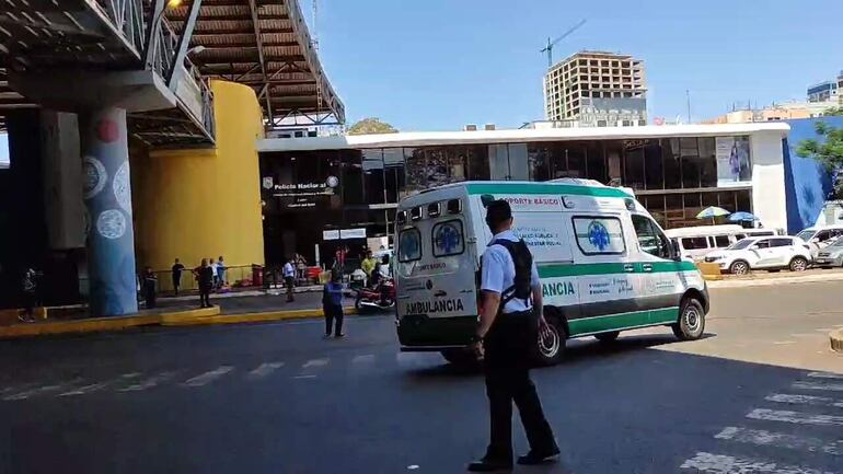 La ambulancia tuvo el gran desafío de llegar con rapidez a la zona primaria en medio de un intenso movimiento vehicular y de personas.