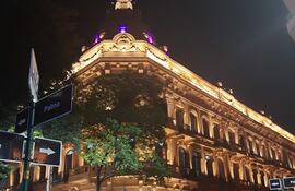 El Ministerio de Economía y Finanzas sigue transfiriendo dinero a jefes comunales que no cumplen con la ley.