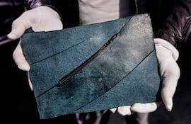 Esta fotografía muestra el primer bolso de “cuero de T. rex” expuesto antes de su subasta en el recinto de subastas Hôtel Drouot, en París, el 9 de junio de 2026.
