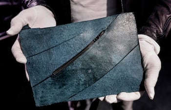 Esta fotografía muestra el primer bolso de “cuero de T. rex” expuesto antes de su subasta en el recinto de subastas Hôtel Drouot, en París, el 9 de junio de 2026.