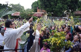El recientemente designado obispo de la Diócesis de Misiones y Ñeembucú, Osmar López, bendijo las palmas en Carapeguá.