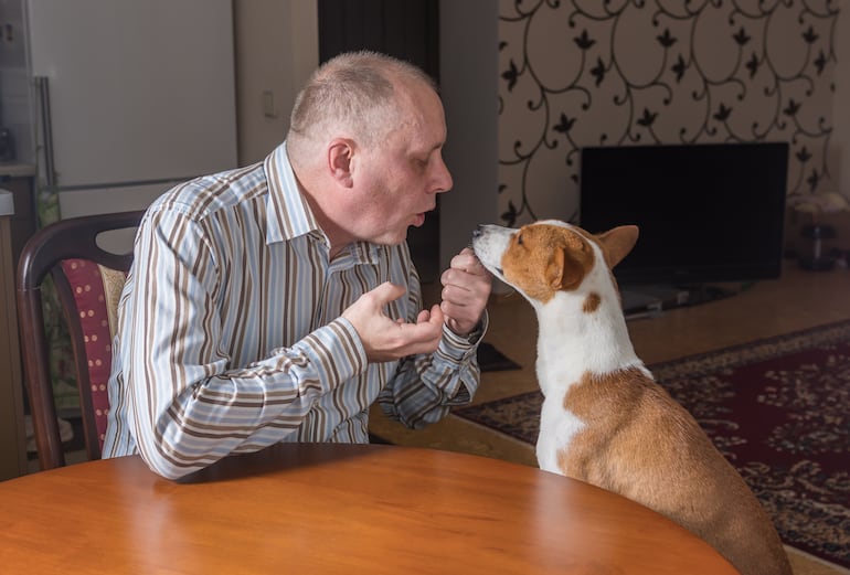 Hombre habla a su perro.