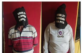 Roban un televisor de una lavandería automática y son capturados con el aparato gracias a cámaras de seguridad
