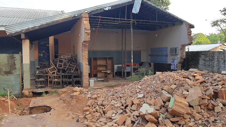 En lugar de construir, demolieron las viejas aulas y nunca comenzaron las construcciones