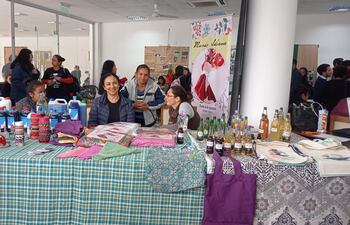 Varias comunidades ofrecen sus productos en la feria de la carrera de Trabajo Social de la Facultad de Ciencias Sociales de la UNA (Facso-UNA), que se desarrolla hasta las 19:00.
