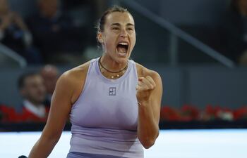 La bielorrusa Aryna Sabalenka celebra con garra su sacrificado triunfo sobre la ucraniana Marta Kostyuk, en doble “tie brak”.