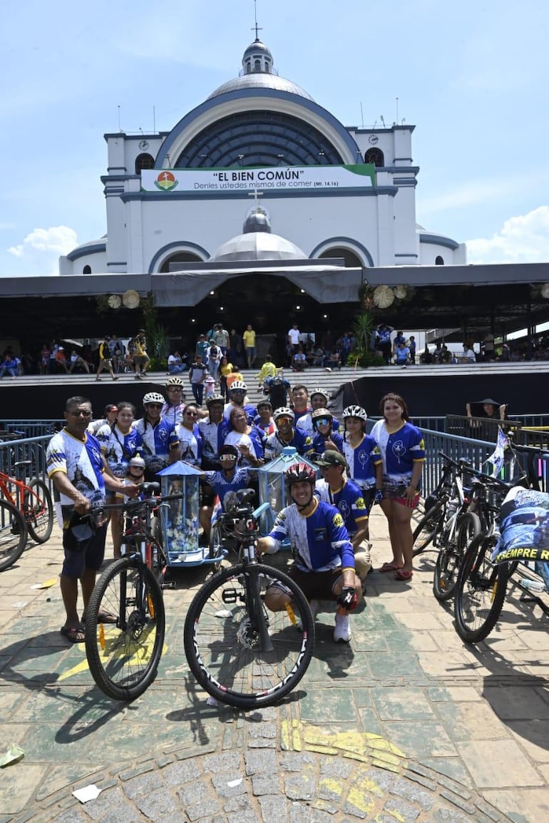 Ciclistas del Grupo Unido del Km 11 CDE que llegaron a la Basílica.