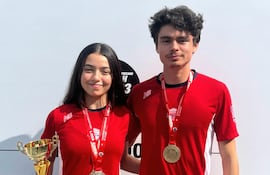Los paraguayos Fiorella Gatti y Damián Casarino con medallas y trofeo de campeón sudamericano.