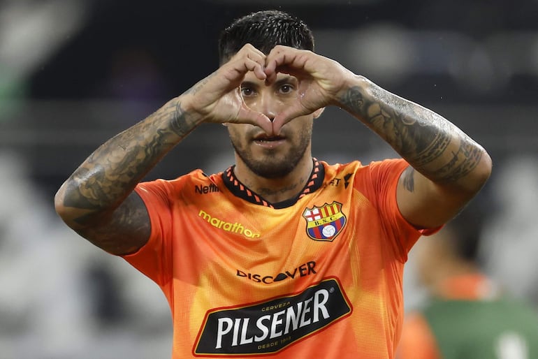 El argentino Milton Céliz, futbolista de Barcelona, celebra un gol en el partido frente a Botafogo por la revancha de la Fase 3 de la Copa Libertadores 2026 en el estadio Olímpico Nilton Santos, en Río de Janeiro, en Brasil. 
