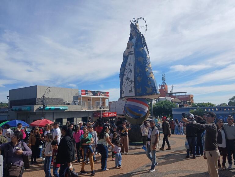Los turistas siguen llegando desde distintas ciudades del país, aprovechando el ambiente festivo y las actividades organizadas para estos días.