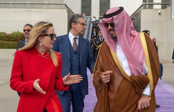 La primera ministra de Italia, Giorgia Meloni, se despide de arabia Saudí tras una visita sorpresa para abordar las consecuencias económicas de la guerra en Irán. Meloni y el príncipe heredero de Arabia Saudí, Mohamed bin Salmán, analizaron hoy la "asistencia militar defensiva" italiana al reino árabe y coincidieron en la urgencia de garantizar "lo antes posible" la libertad de navegación en el estrecho de Ormuz. EFE/ Ministerio de Exteriores de Arabia Saudí.