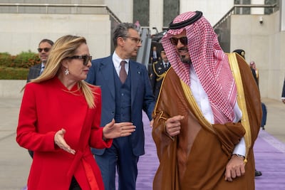 La primera ministra de Italia, Giorgia Meloni, se despide de arabia Saudí tras una visita sorpresa para abordar las consecuencias económicas de la guerra en Irán. Meloni y el príncipe heredero de Arabia Saudí, Mohamed bin Salmán, analizaron hoy la "asistencia militar defensiva" italiana al reino árabe y coincidieron en la urgencia de garantizar "lo antes posible" la libertad de navegación en el estrecho de Ormuz. EFE/ Ministerio de Exteriores de Arabia Saudí.