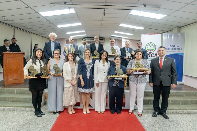 Los profesionales galardonados con el Premio "Nidia Sanabria de Romero".