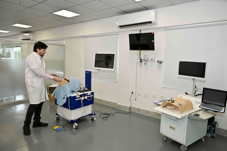 Uno de los proyectos más relevantes es la instalación de un Centro de Entrenamiento en Cirugía Laparoscópica, destinado a acelerar la formación de especialistas quirúrgicos mediante prácticas altamente especializadas.