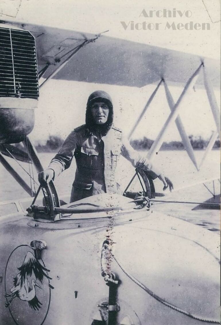 El piloto Nicolás Bo posa en el habitáculo del artillero de un Hidroavión Macchi de la Aviación Naval Paraguaya en su Base de Bahía Negra.
