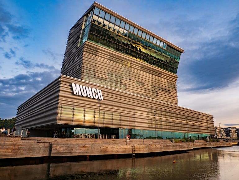 Edificio del nuevo Museo Munch - Munchmuseet - en el distrito de Bjorvika en el paseo marítimo de Oslofjord, Noruega.