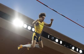 Armand Gustav Duplantis, estelar atleta sueco, especialista en salto con pértiga.