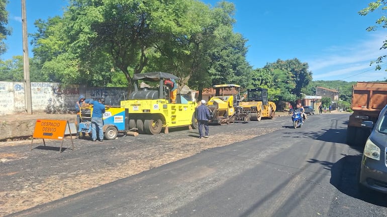 Así se encuentra la zona de obras de la ruta Caacupé-Piribebuy tras el retiro de las maquinarias. En el lugar ya no hay obreros y solo quedan dos máquinas que, según los vecinos, también serían retiradas y trasladadas a Luque.