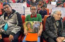 En su regazo lleva la foto de su hijo ya fallecido Amarú Benítez.