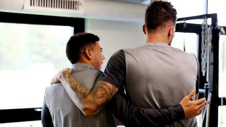 Enso González durante llegada, revisión médica y presentación como refuerzo de Wolverhampton.