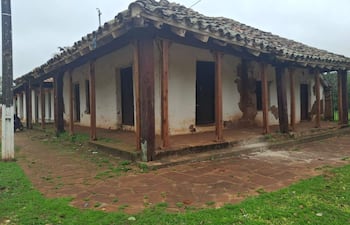 Importante patrimonio jesuítico del siglo XVII de Santiago queda sostenido por precarios apuntalamientos.