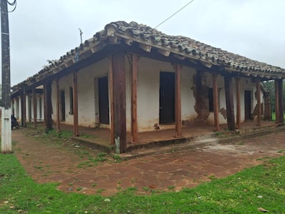 Importante patrimonio jesuítico del siglo XVII de Santiago queda sostenido por precarios apuntalamientos.