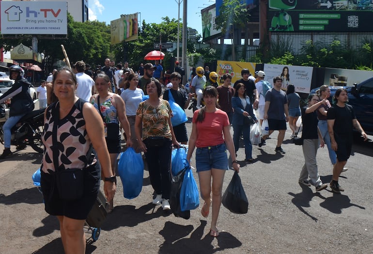 Las calles y avenidas están copadas por turistas.