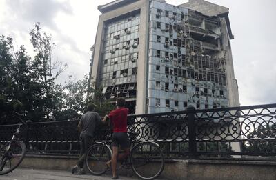 Dos niños miran un edificio dañado tras un ataque con drones contra el edificio de la Compañía Naviera del Danubio de Ucrania en la ciudad de Izmail, región de Odesa, en el sur de Ucrania, el 02 de agosto de 2023, en medio de la invasión rusa (Imagen de archivo).
