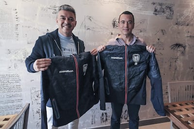El mandatario ecuatoriano Daniel Noboa (derecha) posa junto al nuevo seleccionador Marcelo Gallardo, durante una reunión celebrada este viernes, en Quito.